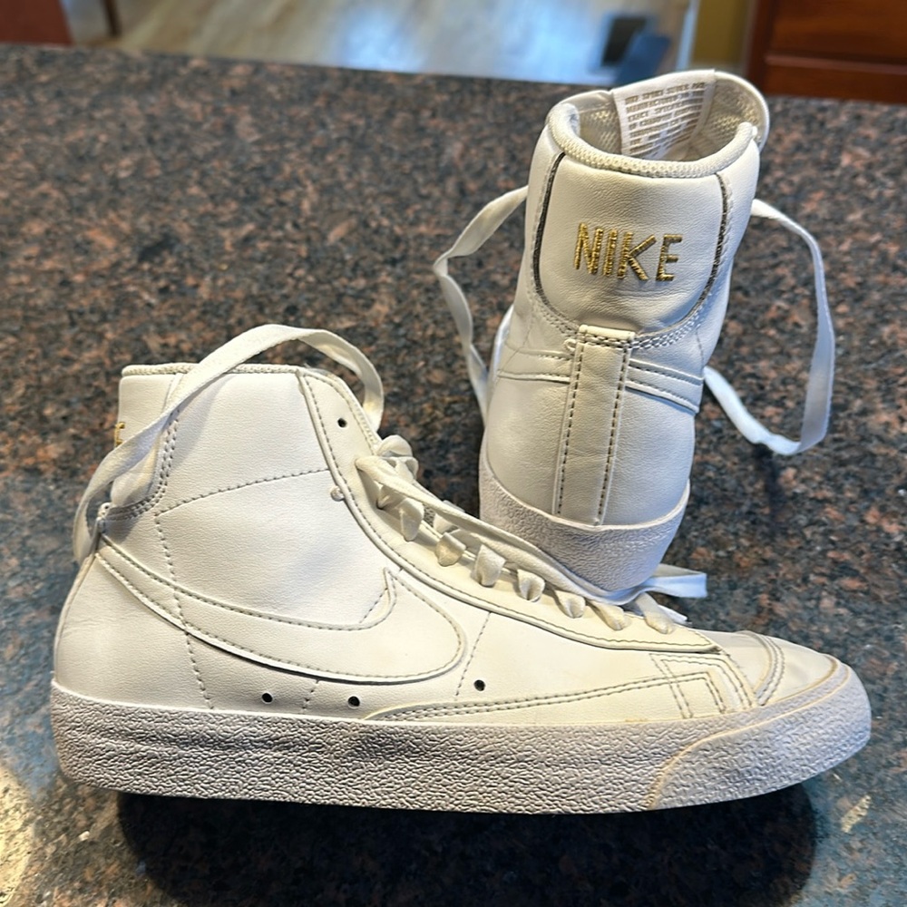 Nike Blazer mid ‘77 women’s sneakers white Size 7 Almost new